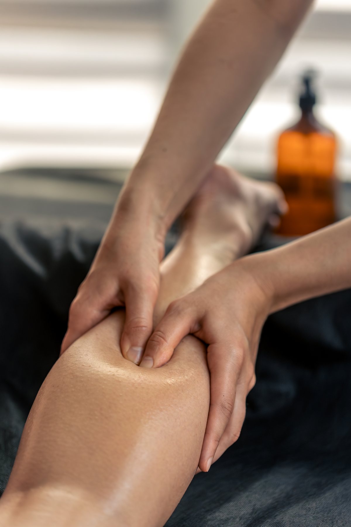 Massagem terapêutica com pressão manual na panturrilha