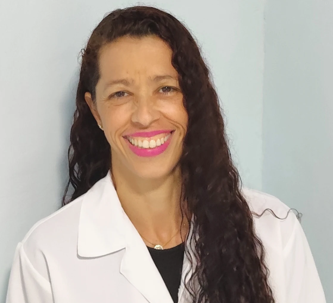 Rejane Valeriano sorrindo com jaleco branco